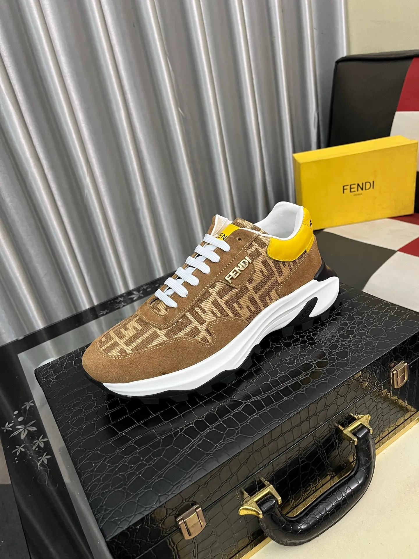 Men's Men's Shoes💰458⌚️⌚️[FENDI] Fendi's classic and comfortable men's, this complex sneaker is made of soft calfskin➕genuine leather lining➕original ultra-light rubber material with rough outsole. This unique light style is suitable for the casual and refined sensibility of this season. It is comfortable and natural on the feet. It is an everyday style for casual travel in autumn and winter! 38−443️⃣colors available
